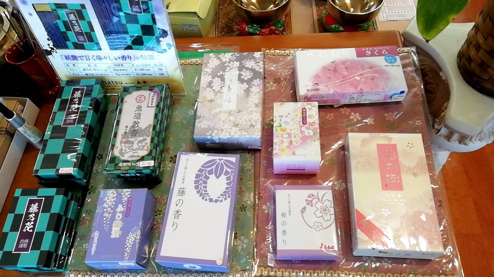 藤の花の線香や桜の香りのお線香が入荷いたしました。